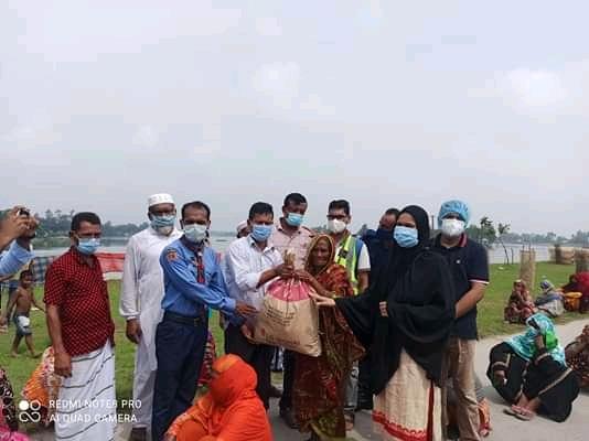 বন্যার্তদের মাঝে বাংলাদেশ উইম্যান জাজেস এসোসিয়েশনের ত্রান বিতরণ

