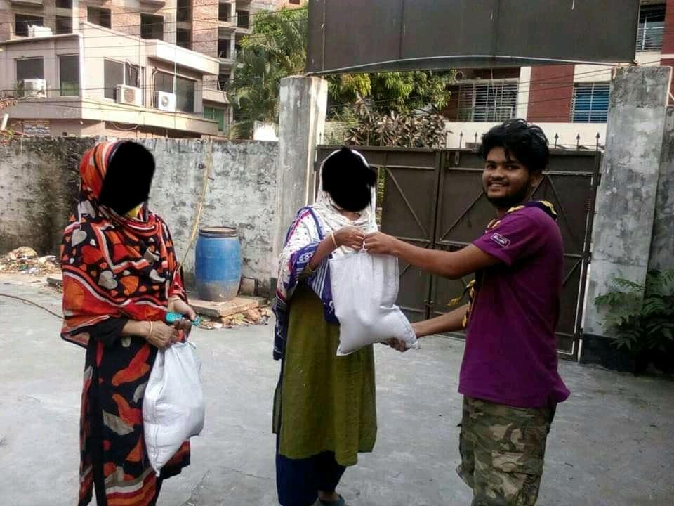 ত্রান সামগ্রী বিতরন 