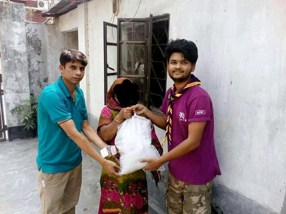 ত্রান সামগ্রী বিতরন 
