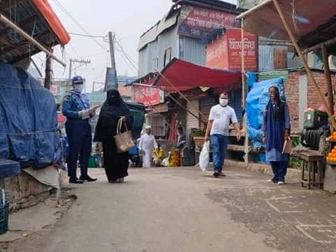 কোভিড-১৯ সম্পর্কে সচেতনতা বৃদ্ধিতে লিফলেট বিতরণ