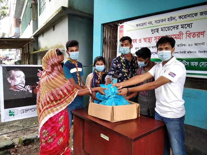 দুস্থ মায়েদের মধ্যে ঔষধ ও স্বাস্থ্য সুরক্ষা সামগ্রী বিতরণ