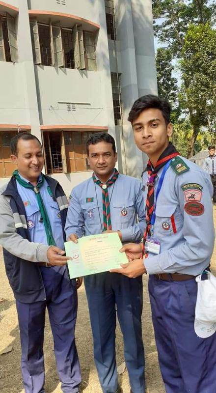 রংপুর বিভাগীয়  রোভার মেট কোর্সের সনদ পত্র গ্হন।