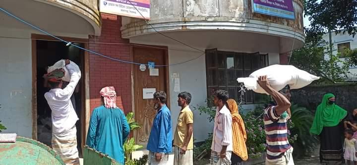 করোনা ভাইরাসে ক্ষতিগ্রস্থ পরিবারে মাঝে খাদ্য সামগ্রী বিতরণ করা হয়।