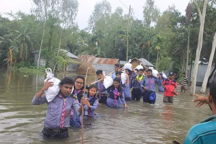 বন্যা দূর্গতদের মাঝে ত্রাণ বিতরণ