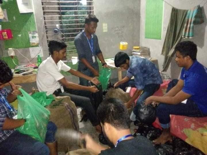 বন্যাত্রদের মাঝে ত্রান বিতরন