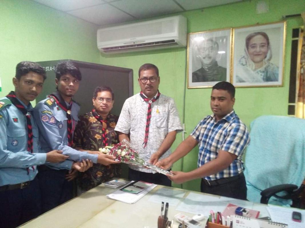 স্কাউটস রোভার অঞ্চলের সহকারী লিডার ট্রেনারকে ফুলেল শুভেচ্ছা