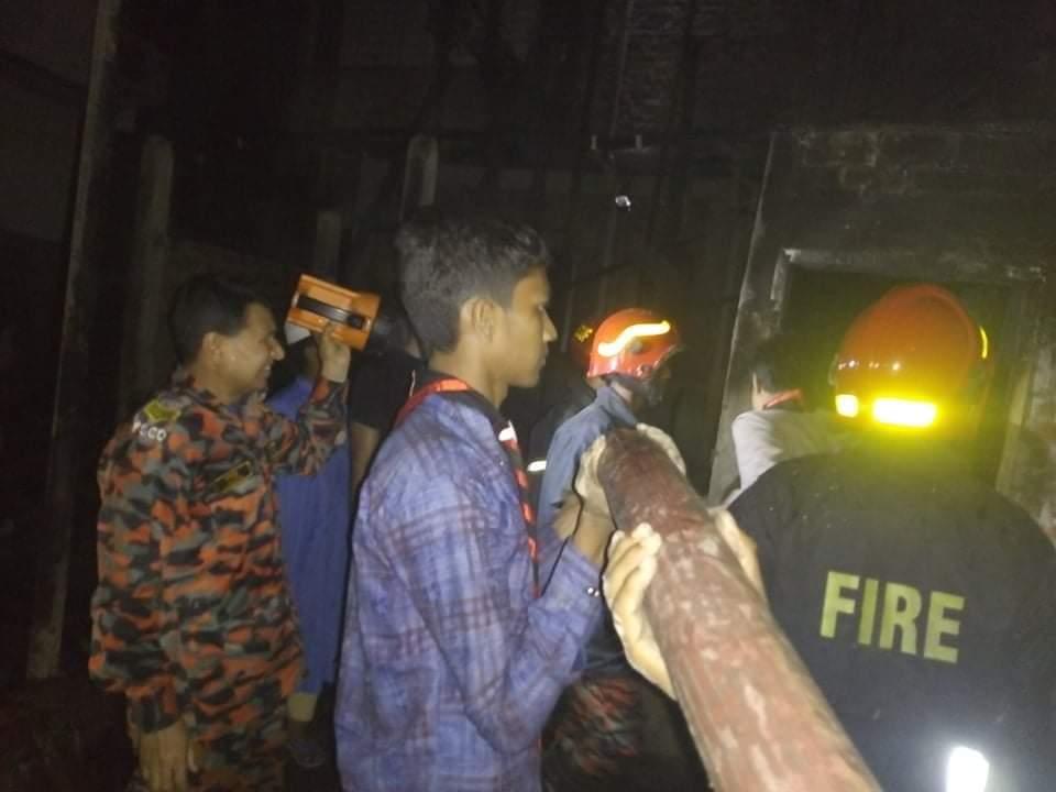 রংপুরে আগুন নেভাতে সহায়তা করলো রোভার স্কাউটরা