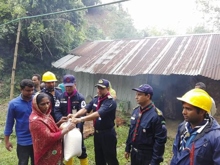 দুর্যোগ কবলিত মানুশের দ্বারে ত্রান সামগ্রী বিতরন।

