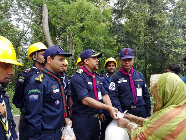 দুর্যোগ কবলিত মানুশের দ্বারে ত্রান সামগ্রী বিতরন। 