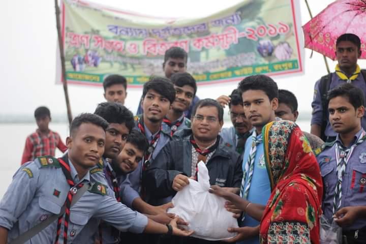 বন্যায় ত্রান বিতরন