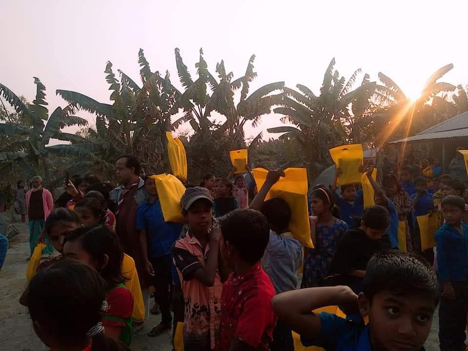 লালমনির হাটের স্কাউট চরে শিক্ষার্থীদের মাঝে বিনামূল্যে শিক্ষা উপকরণ বিতরন।