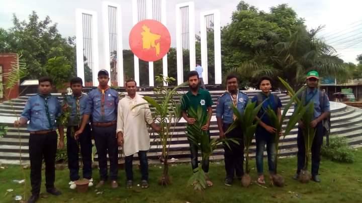 কেন্দ্রীয় শহীদ মিনার সিরাজগঞ্জে বৃক্ষ রোপণ কর্মসূচি।