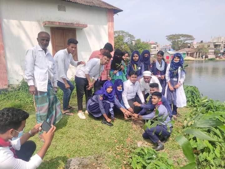 শহীদ স্মৃতি সরকারি কলেজ রোভার স্কাউট এর আয়োজন এ ১০০ টি গাছের চাড়া রোপণ কর্মসূচি। 
