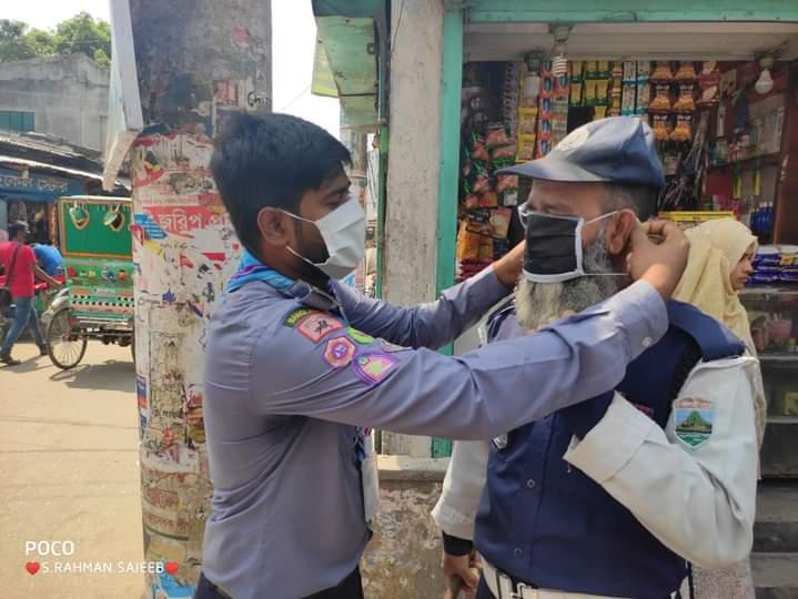 জয়পুরহাট শহরে সাধারন মানুষের মাঝে মাস্ক বিতরন