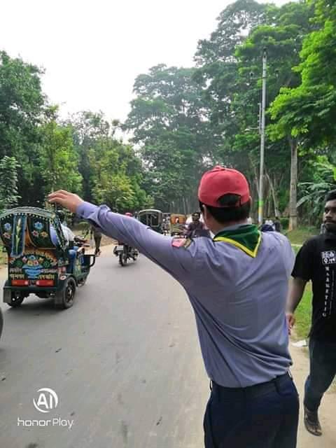 বিশ্ববিদ্যালয় ভর্তি পরীক্ষার সময় সেচ্ছাসেবক হিসেবে কাজ করার মুহূর্ত। 