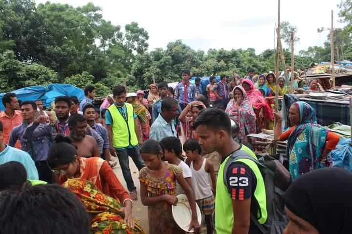 বন্যার্তদের মাঝে ত্রাণসামগ্রী বিতরণ...