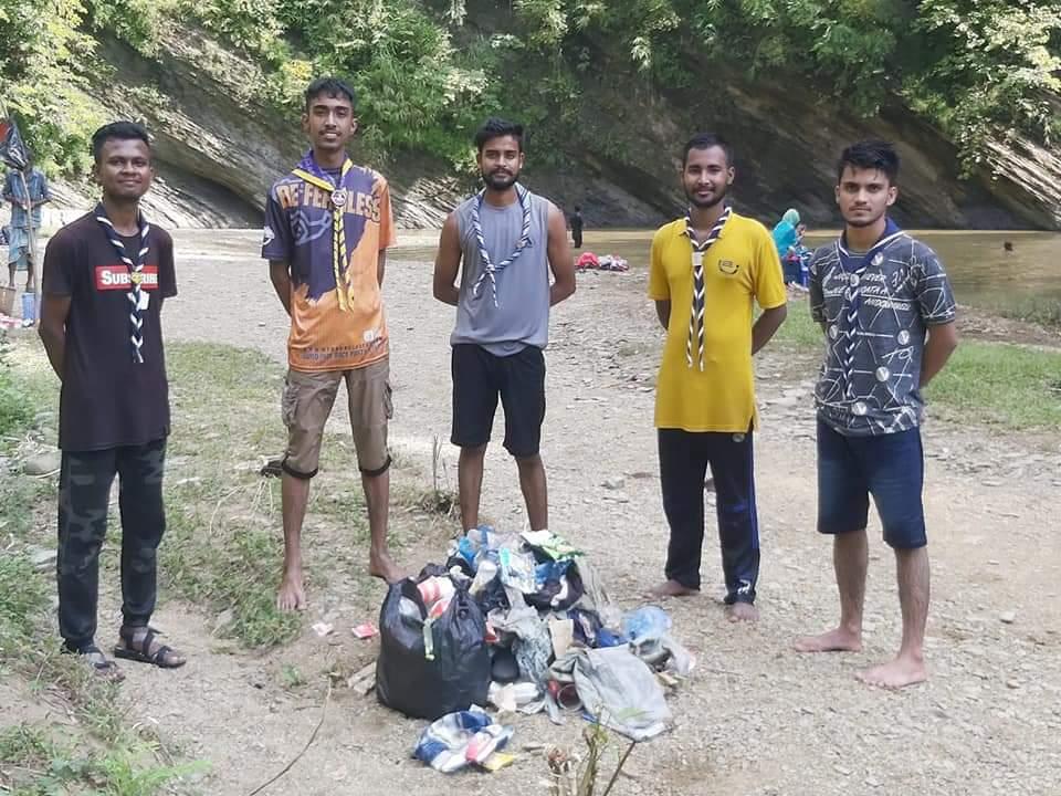 ঝর্নায় পরিস্কার পরিচ্ছন্নতা অভিযান 