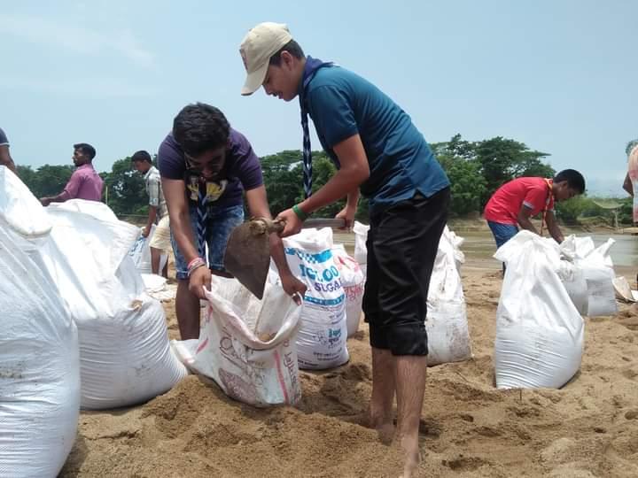বন্যায় নদীর পাড় রক্ষাকারী বাঁধ নির্মাণ। বাংলাদেশ স্কাউটস, ময়মনসিংহ জেলা রোভার