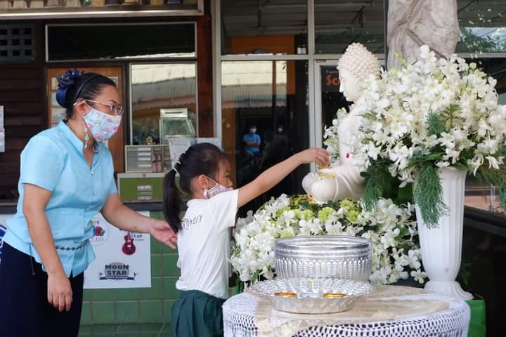 สรงน้ำพระ