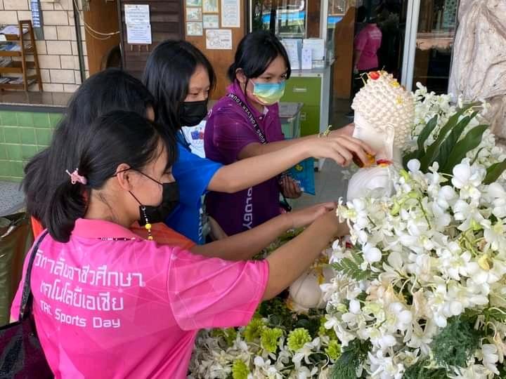 สรงน้ำพระ