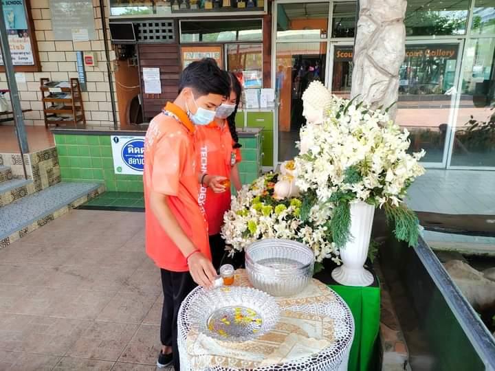 สรงน้ำพระ