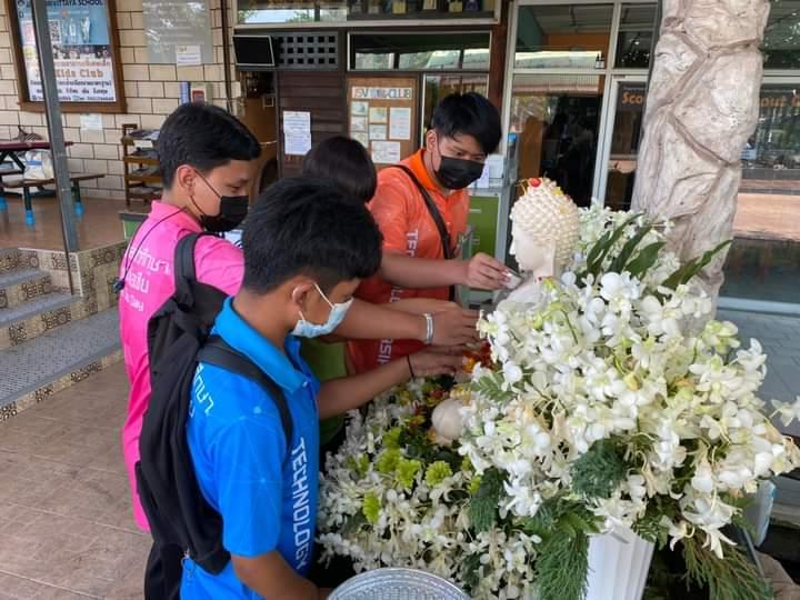 รดน้ำพระ