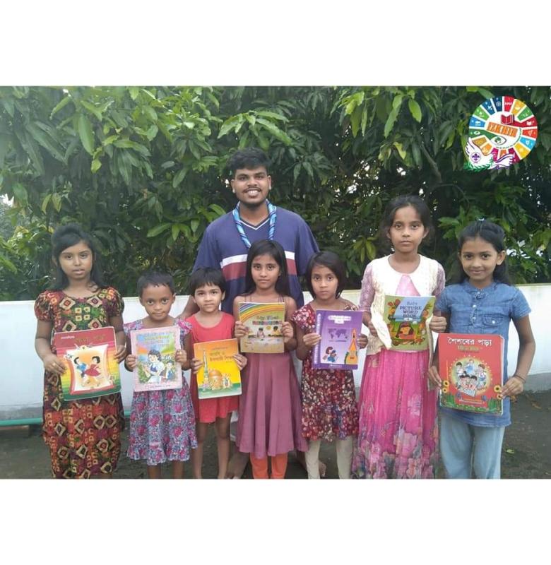 সুবিধা বঞ্চিত শিশুদের প্রাক-প্রাথমিক শিক্ষা নিশ্চিত করতে তাদের বই বিতরণ 