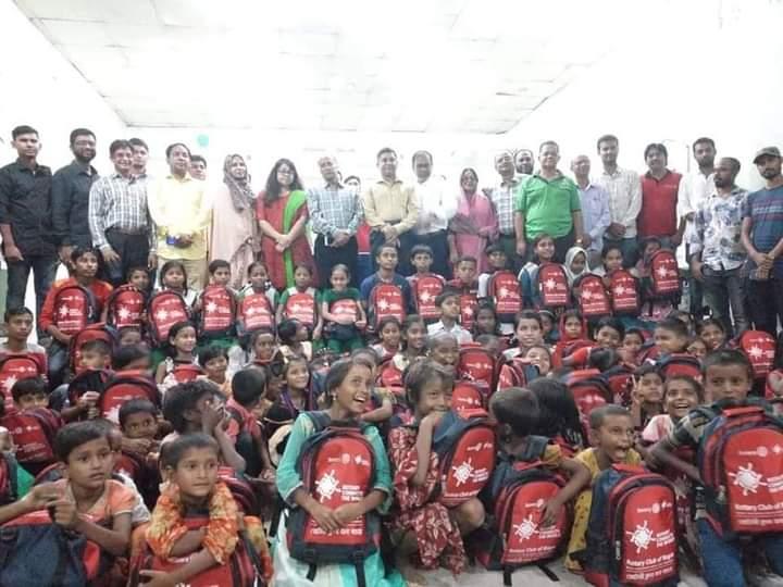 পথশিশুদের মাঝে স্কুলব্যাগ বিতরন