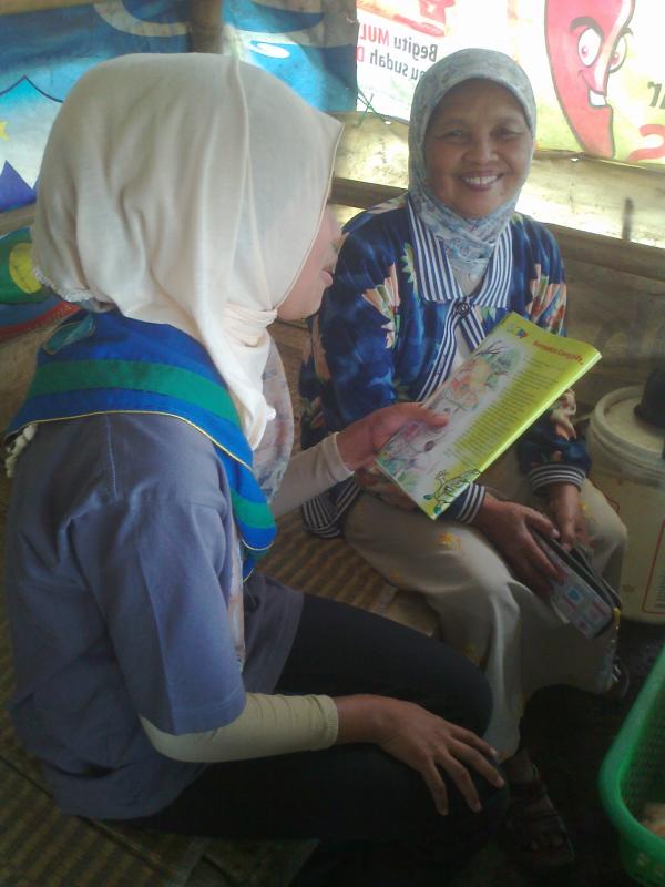 Relawan membaca 