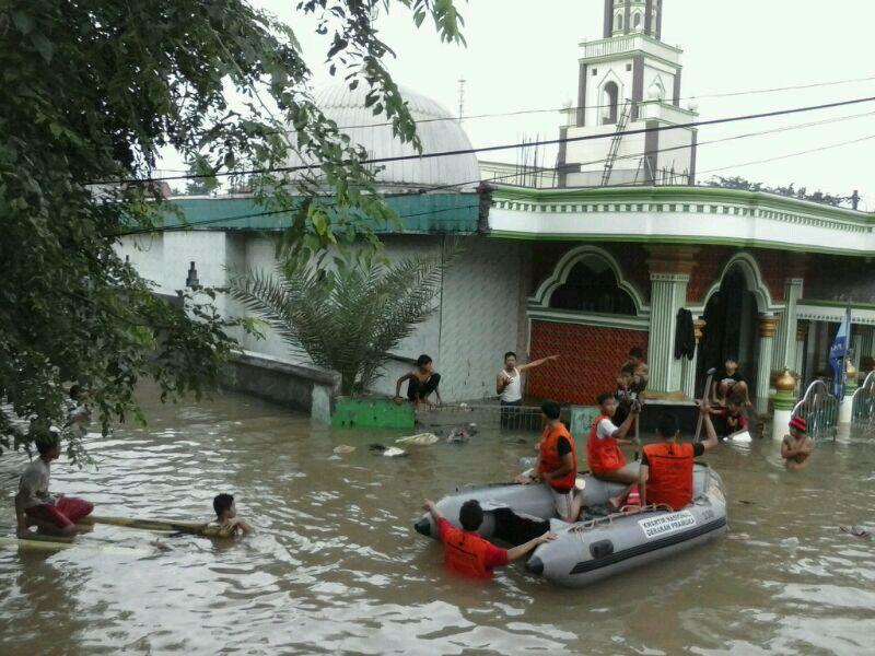 Pramuka Peduli Kota Bekasi melakukan evakuasi korban banjir