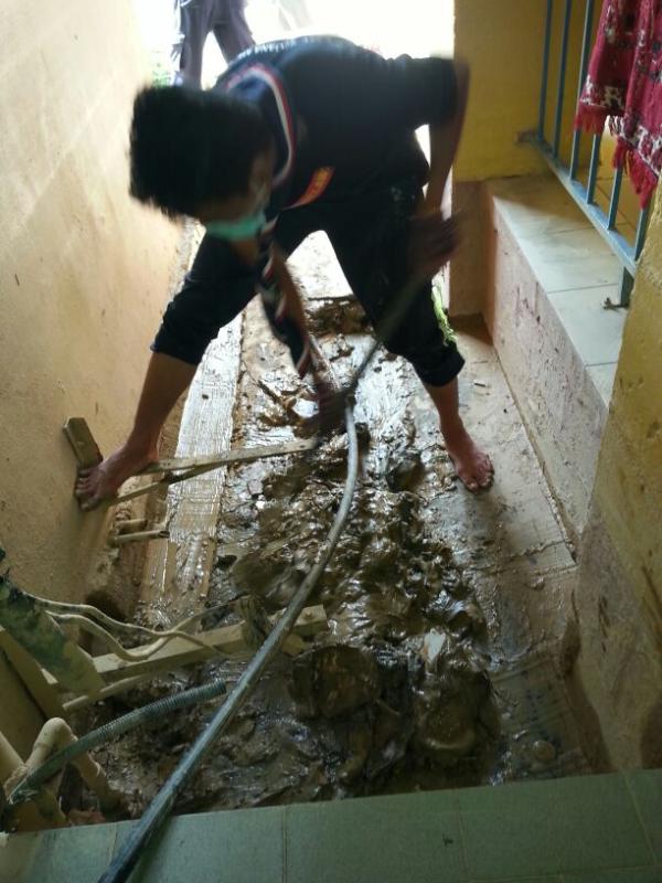 Scout volunteers for flooded victim