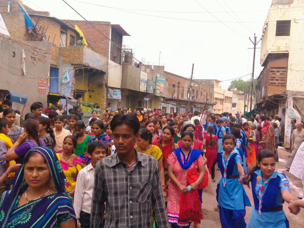आगरा कॉलेज आगरा के रोवर्स और रेंजर्स ने साईं बाबा शोभा यात्रा में दी सेवा |