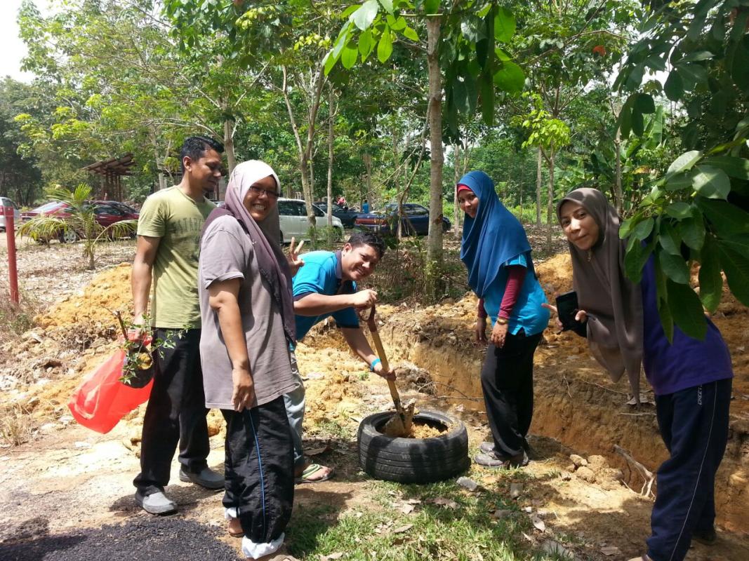Gotong Royong Transformasi Kem Pengakap Jempol
