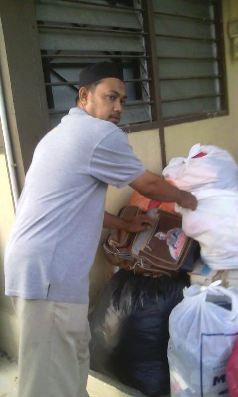 Menerima sumbangan pakaian  baik dari En. Mizan kepada En.Azli,coordinator projek bantuan pakaian terpakai kepada.golongan yang memerlukan
