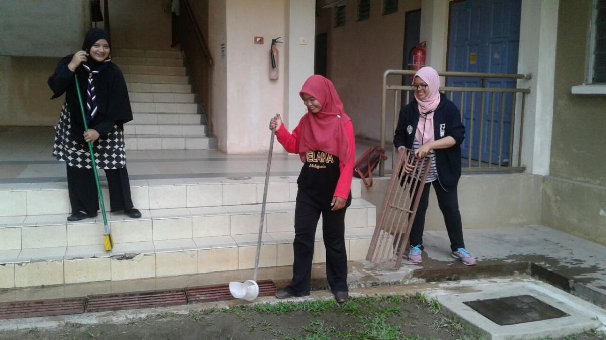PROGRAM KEMASYARAKATAN DAN KHIDMAT SOSIAL: GOTONG-ROYONG DI SEKITAR ASRAMA MUSLIMAT UNIVERSITI SULTAN ZAINAL ABIDIN