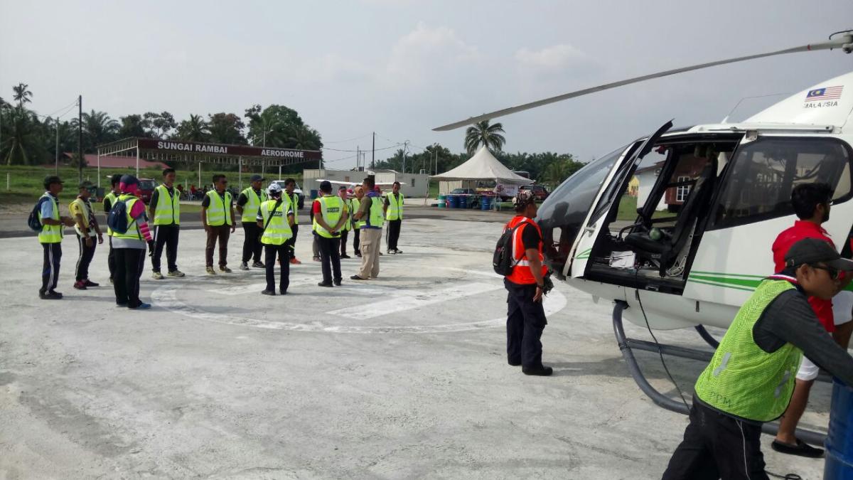 GROUND CREW AIR CARNIVAL