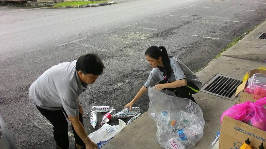 Membantu pihak Tzu Chi dalam aktiviti kitar semula 