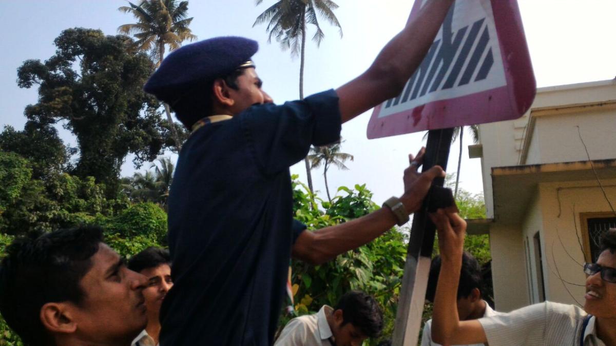 Traffic sign board cleaning