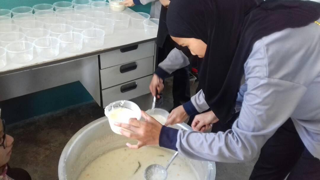 Memasak Bubur Lambuk Kasih Sayang