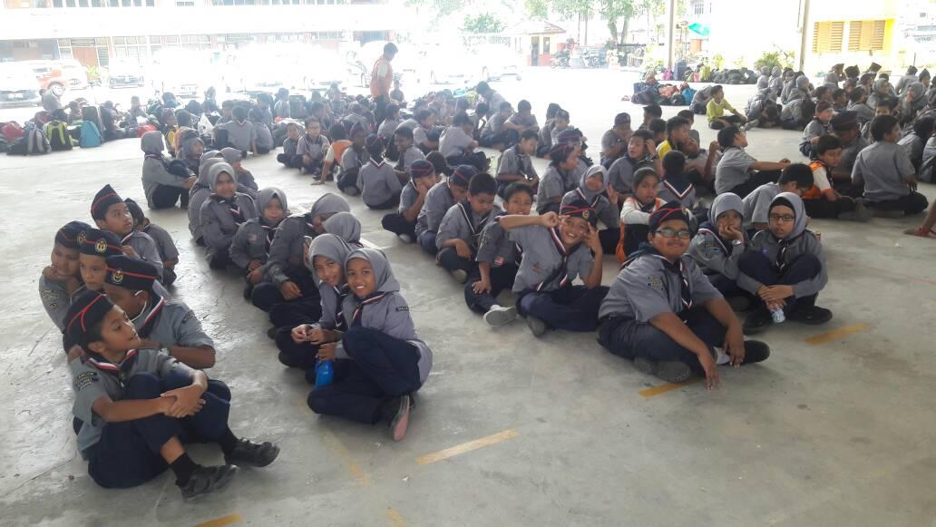 Educates boy scouts for keris gangsa and keris perak badges