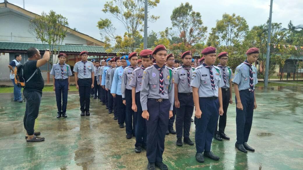 Latihan Kawad Lintas Hormat Kedua di SMK Tun Abang Haji Openg
