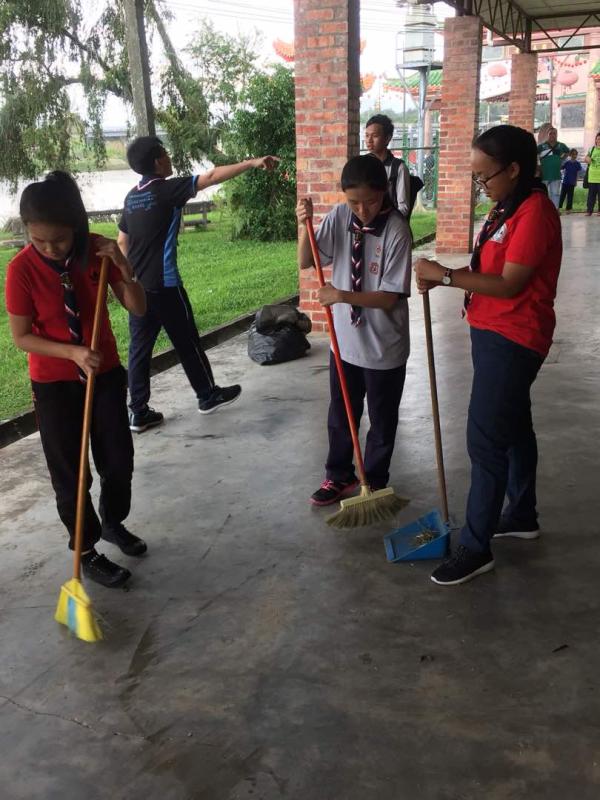 Gotong-royong di dewan masyarakat Batu Kawa