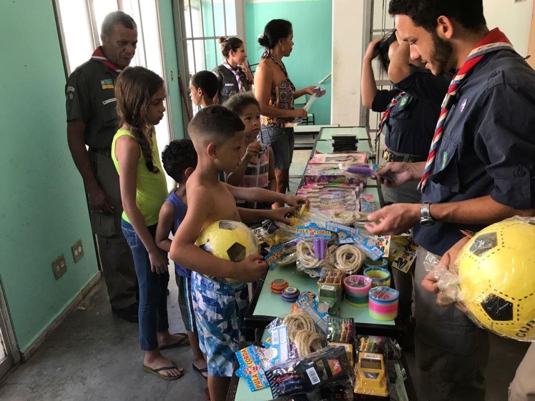 Distribuição de brinquedos no dia das crianças