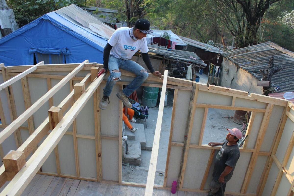 Construcción de viviendas temporales en el estado de Morelos