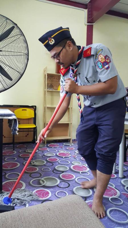 Pengakap Tolong Kerja Membersih Di Pusat Transit Gelandangan