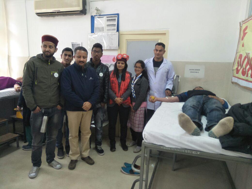 रक्त दान कर मनाया युवा दिवस ।