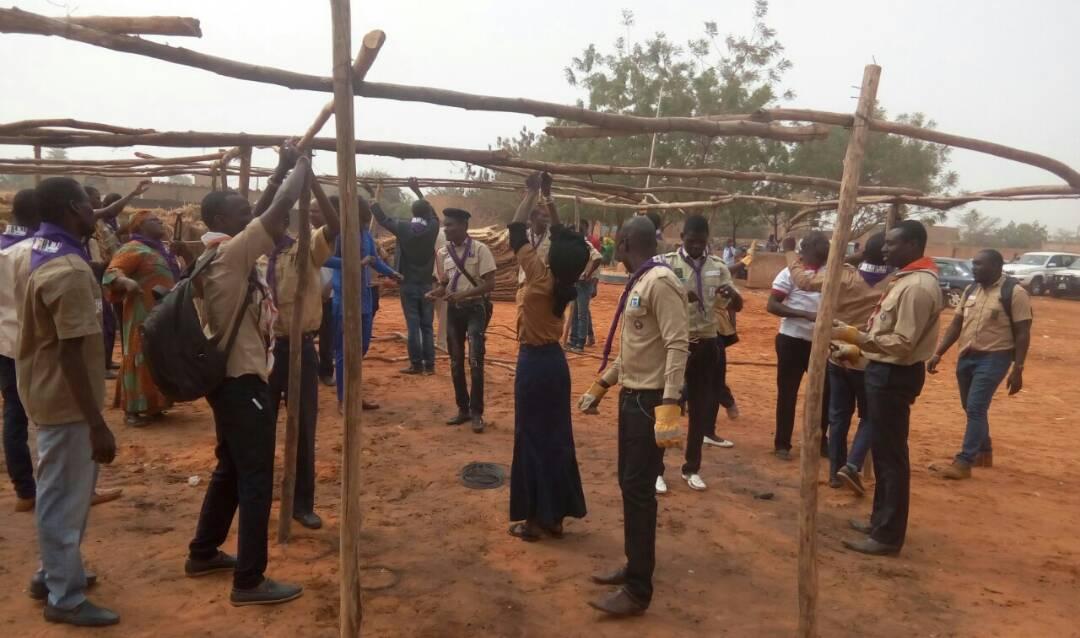 Les Scouts du Niger Aide a la reconstruction d'un etablissement scolaire devasté par un incendie