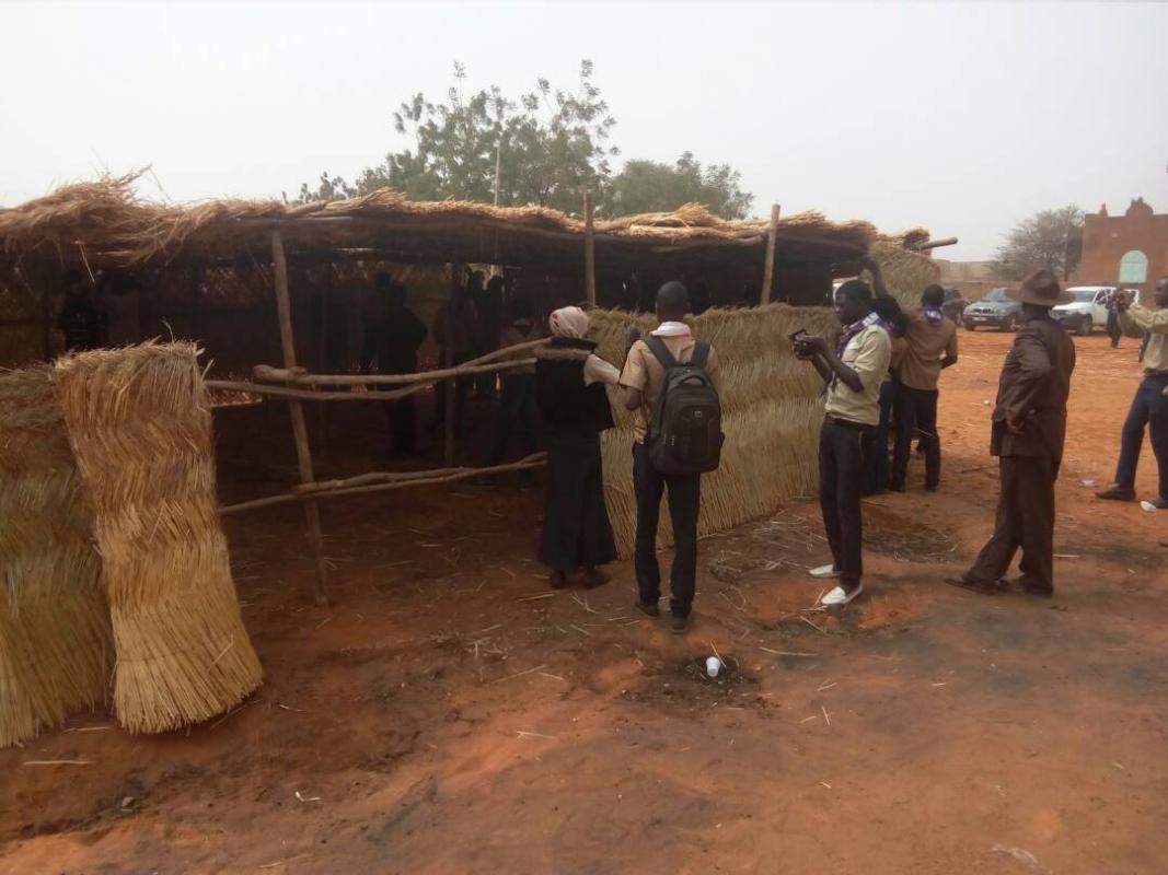 Au Niger les scouts Aident a la reconstruction d'un etablissement scolaire devasté par un incendie