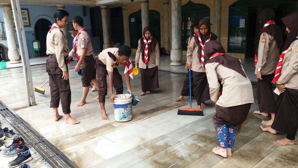 Bakti sosial membersihkan mesjid