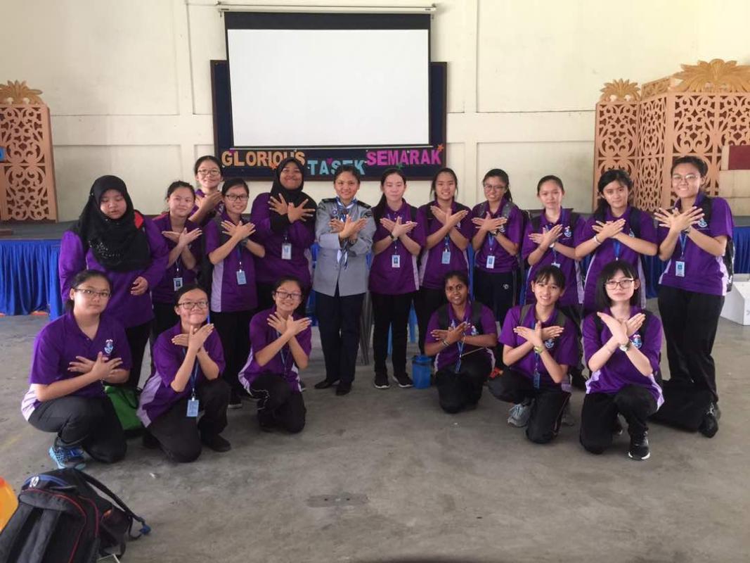 Taklimat Messenger of Peace(MoP) oleh koordinator MoP Johor Bahru, Cik Tan Kuan Tee dari SJK(C)Foon Yew 1 